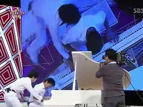 [Cut] 111029 Lizzy joking with piano players @ Star King