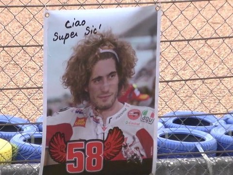 Hommage au pilote Marco Simoncelli sur le circuit Bugatti au Mans