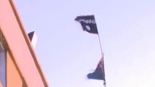 Benghazi: Le Drapeau d'Al-Qaida Flotte sur les Toits de la Ville