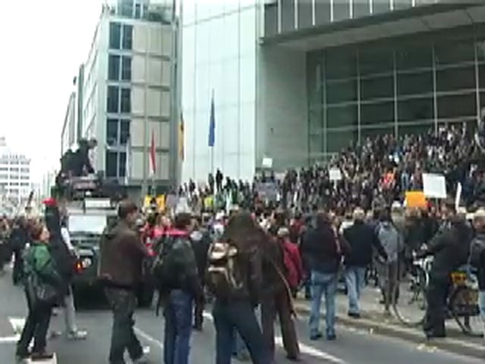 Occupy Frankfurt 29.10.2011 Demonstration vom Rathenau Platz, zur Commerzbank und dem Zeltlager vor der Europäischen Zentralbank Frankfurt - EZB -