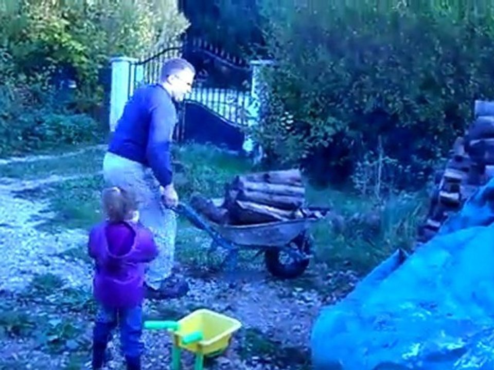 aimy fait du bois avec papa