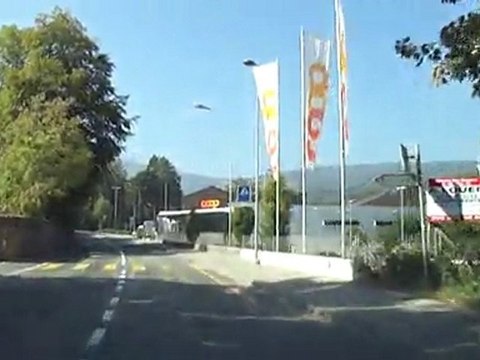 La route entre Areuse et la Coop de Colombier, canton de Neuchâtel, Suisse