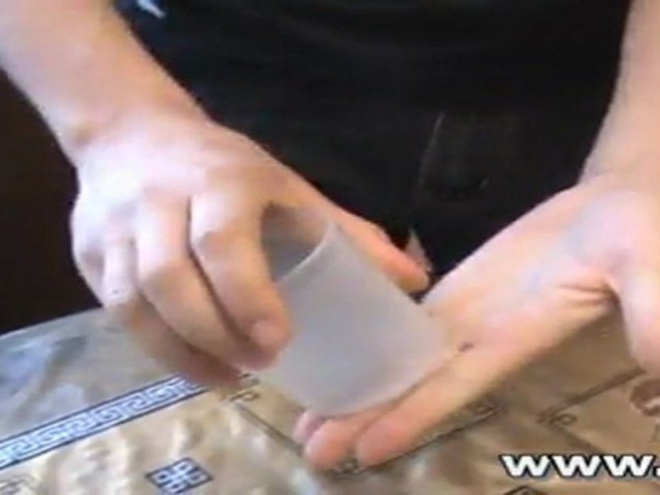 Фокус. Монета проходит сквозь стакан