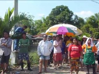 Tensions rise in flooded Bangkok areas