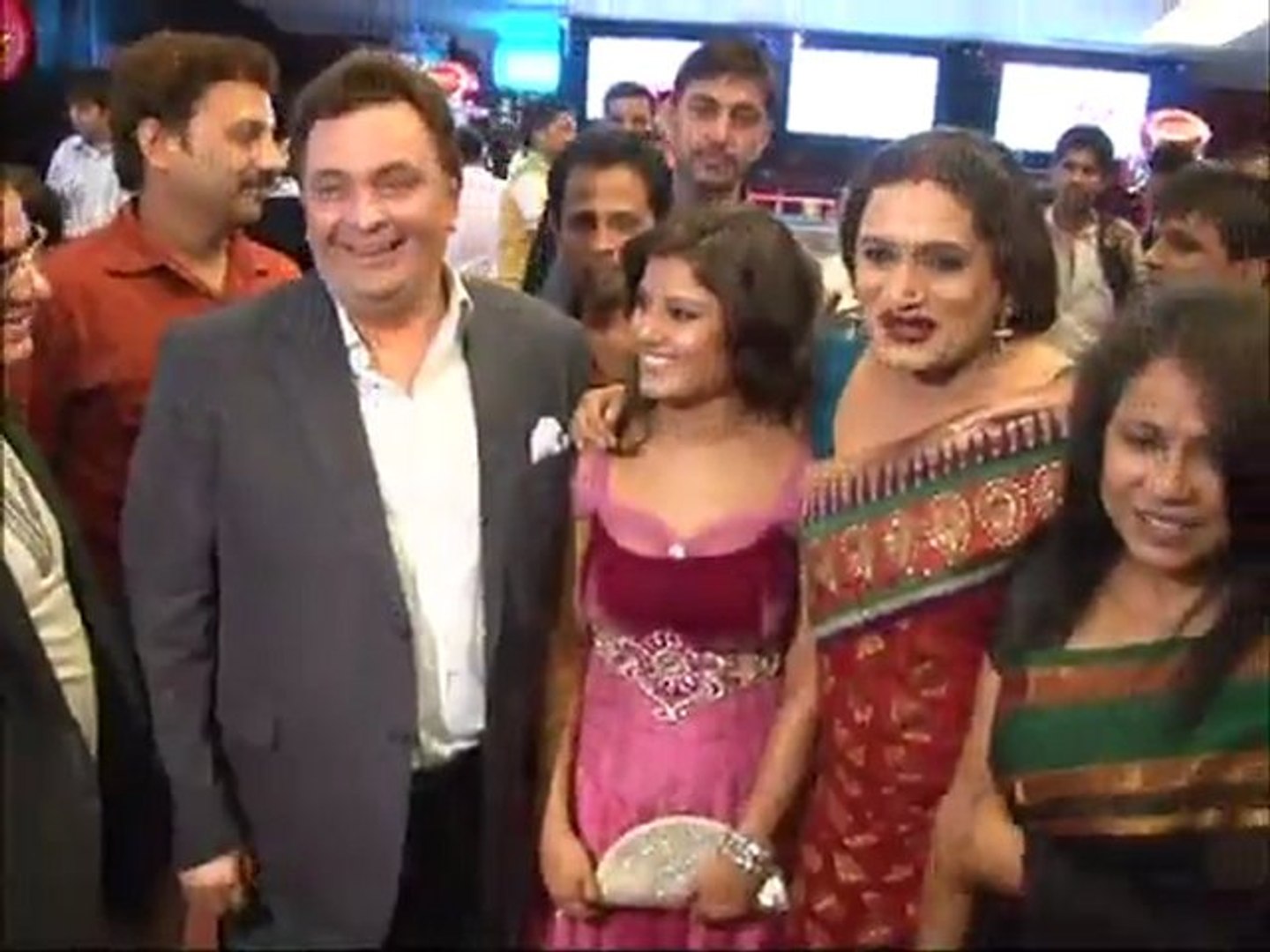 ⁣Rishi Kapoor Turns Gay For Student Of The Year - Latest Bollywood News
