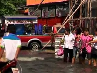 Floods still pouring into Bangkok
