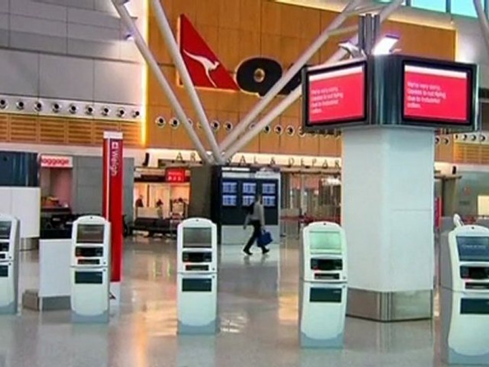Qantas resumes flights