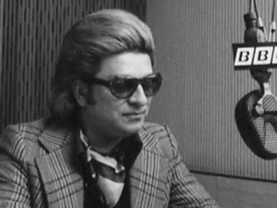 Zeki Müren ~ Yine Bir Sızı Var