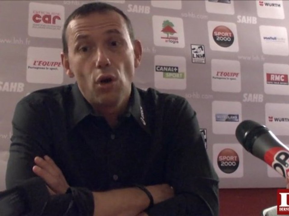 L'entraîneur de Montpellier Patrice Canayer félicite Sélestat pour sa belle résistance