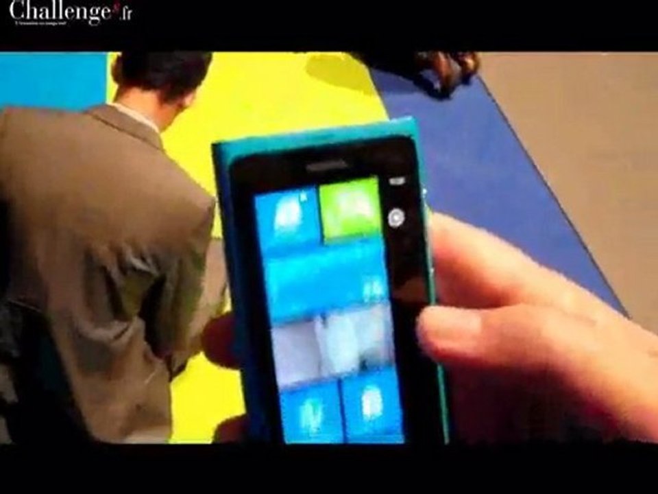 Une présentation du Lumia 800, le premier Windows phone de Nokia