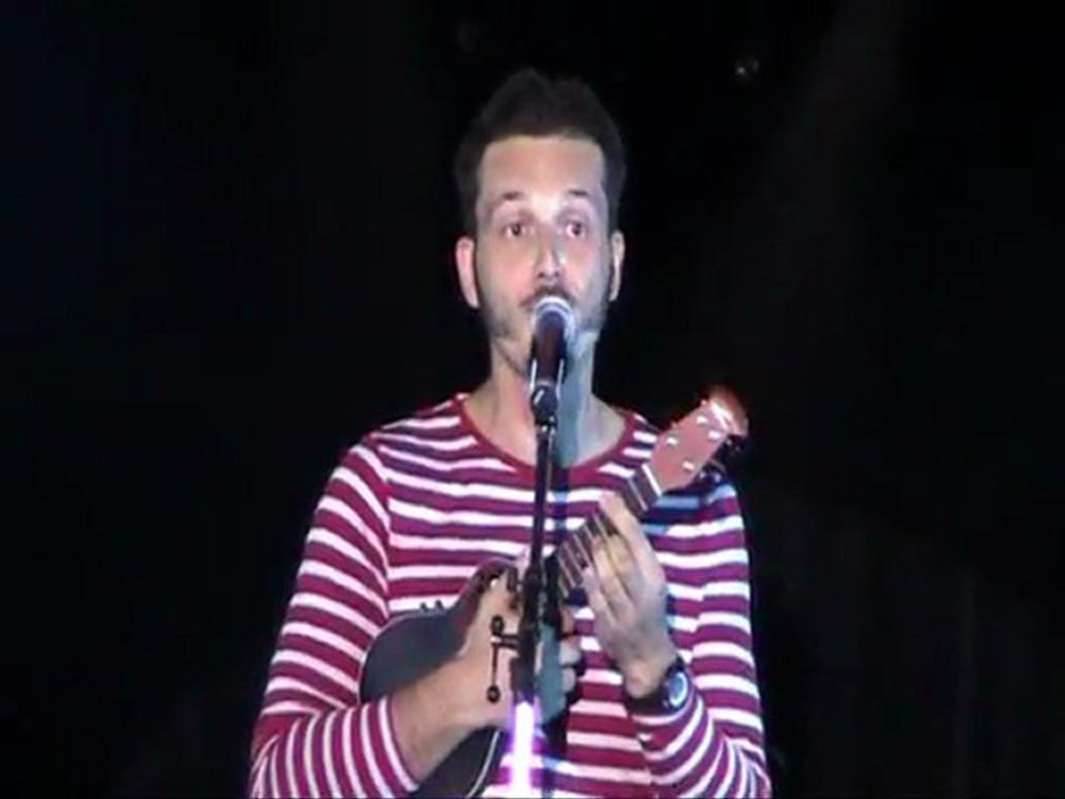 MIKAOUËL Le chanteur de salle de bains