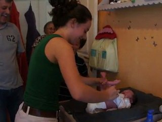 Léa change couche 1