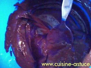 le gateau au chocolat sans oeufs avec ses pommes caramélisées et son crumble a la cannellle