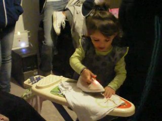 Lily May repasse et Valentin qui ne vient pas la regarder......