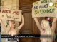 Femen devant le domicile de DSK - no comment