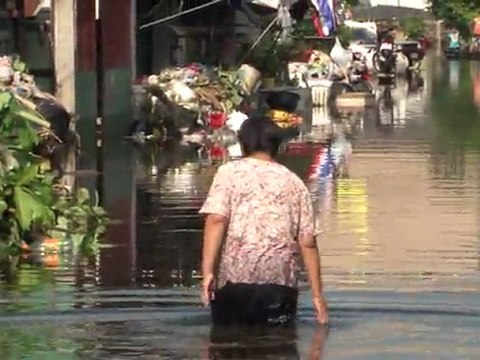 Thai officials on defensive as flood anger mounts