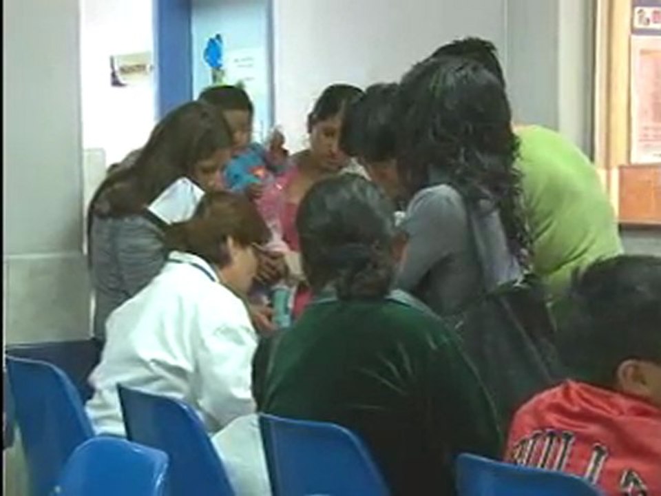 Pacientes de hospitales en Ecuador sufren consecuencias del despido de médicos