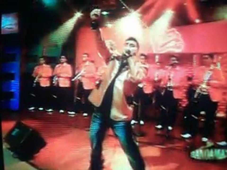 LUIS ANTONIO LOPEZ "MIMOSO" EN PA LA BANDA NIGHT SHOW....CANTANDO ACA ENTRE NOS Y HOY TE PERDI