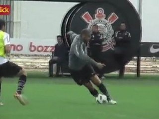 Adriano paga mico com tombo em treino do Corinthians