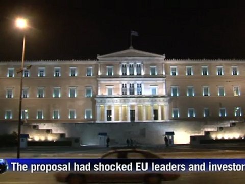 Greek cabinet backs referendum on euro debt deal