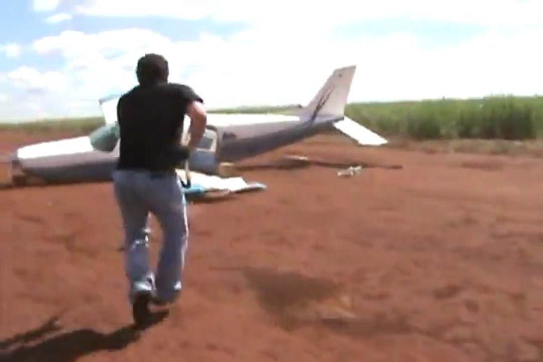 Course poursuite : voiture de police et avion