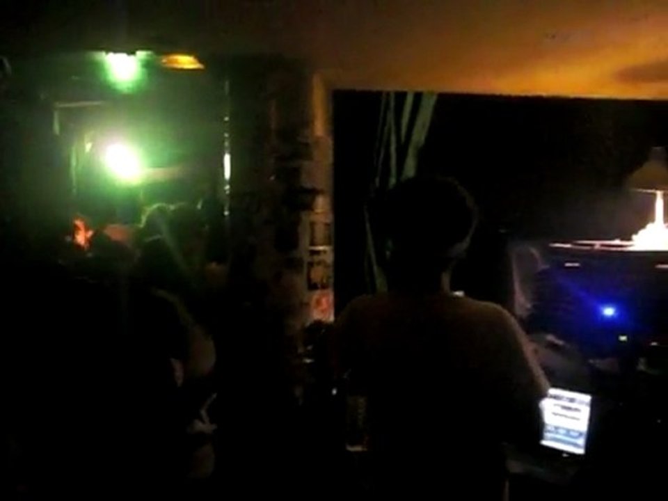 WEBCAM HI-FI PLAYS LYRICAL BENJIE/VIBRONICS @ RAGTIME/TOULOUSE ROOTS REGGAE MELODY SESSIONS - 11.2011