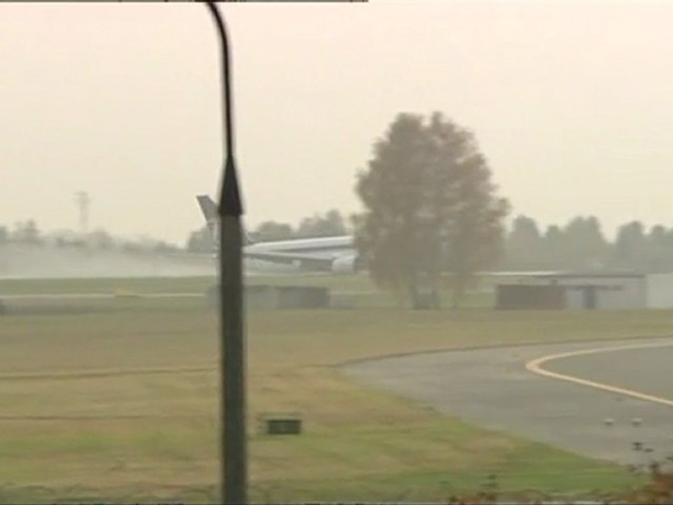 Boeing 767 legt spektakuläre Bauchlandung hin