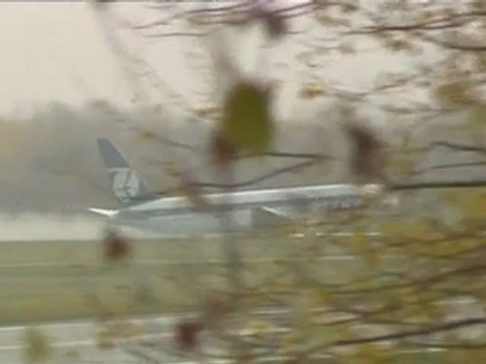 Watch belly landing for US plane with 231 on board