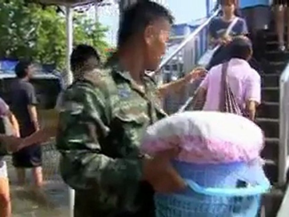 Burmese stranded in Thai floods