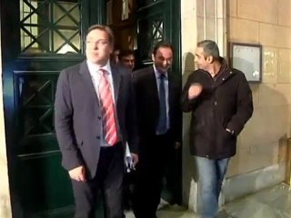 Greek cabinet backs PM's referendum