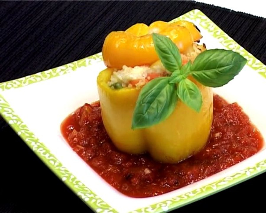 Gefüllte Paprika mit Couscous-Gemüse in Paradeissauce
