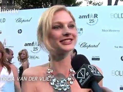Uma Thurman + Ana Beatriz @ amfAR Gala, 2011 Cannes | FTV