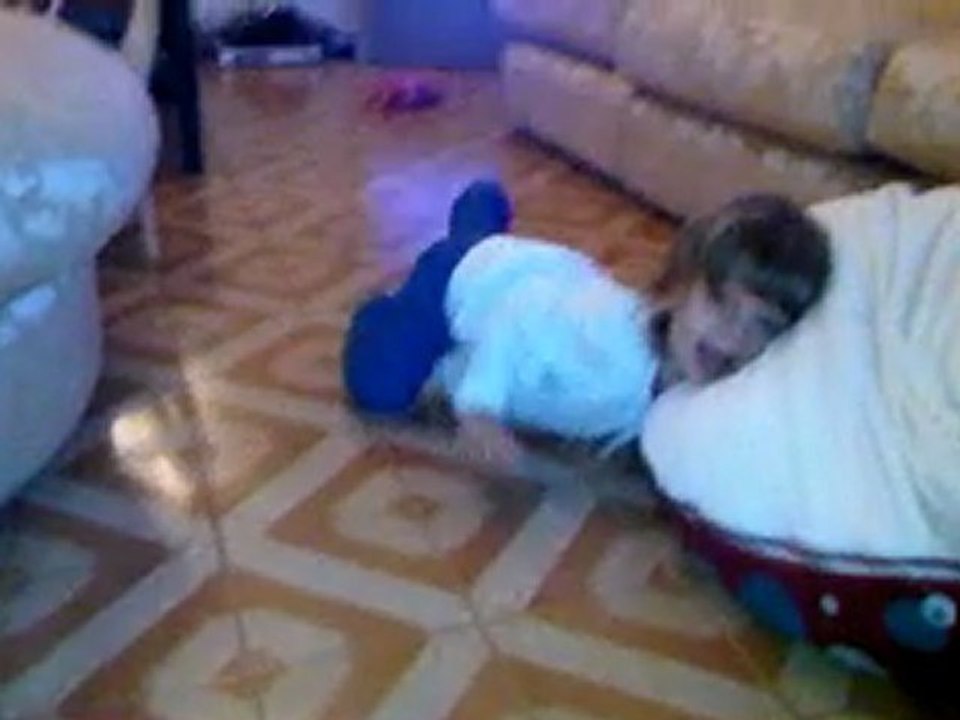 louise 19 mois break dance.3GP