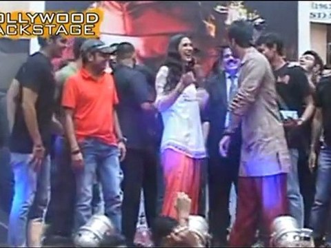 Ranbir & Nargis PASSIONATE LIPLOCK at Rockstar concert