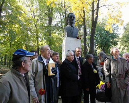 Festivalul Internaţional de Poezie Grigore Vieru, editia a III-a-Depunere de coroane la statuia poetului din Parcul de cultură Copou