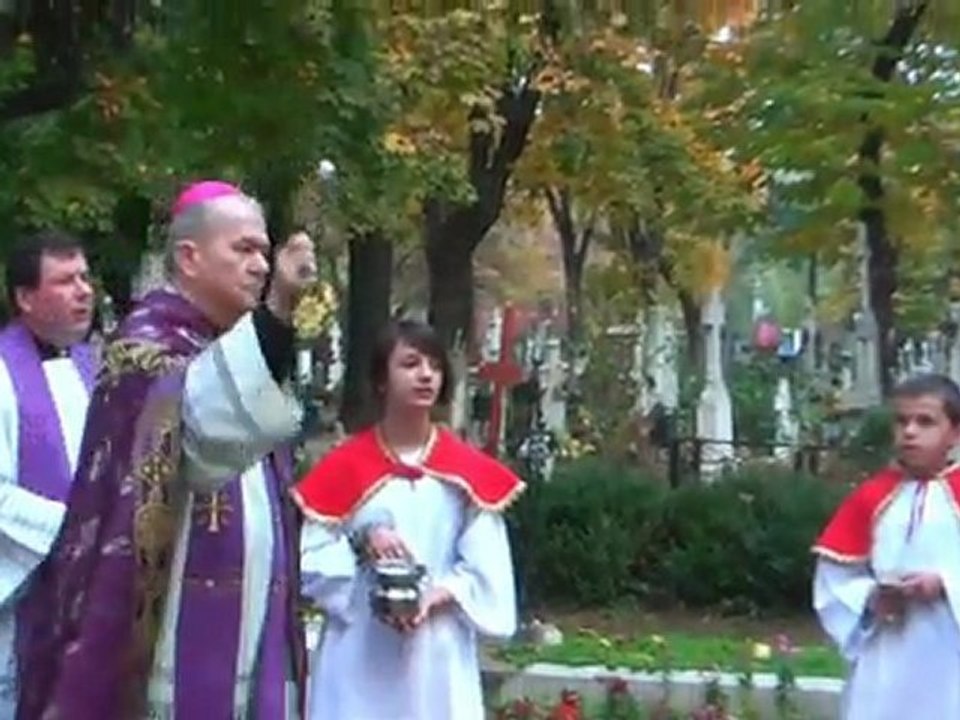 Rugăciune pentru cei răposaţi la Cimitirul „Bellu Catolic” din Bucureşti