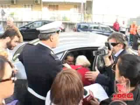 Napoli - De Magistris contestato dai precari Bros, calci e pugni all'auto