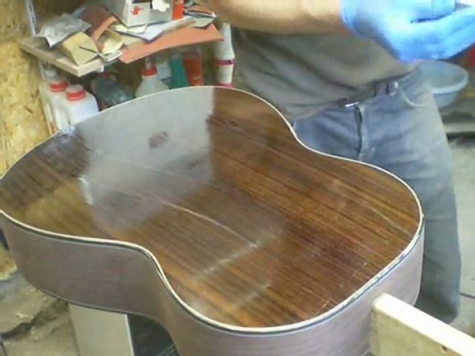 Kenzo lutherie Finition guitare acoustique résine époxy / vernis au