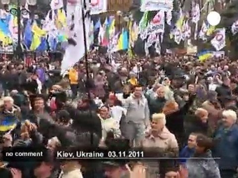 Protesters clash with police outside... - no comment