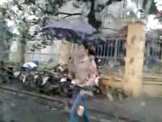 1 minute...dans un taxi à Hanoi sous la pluie