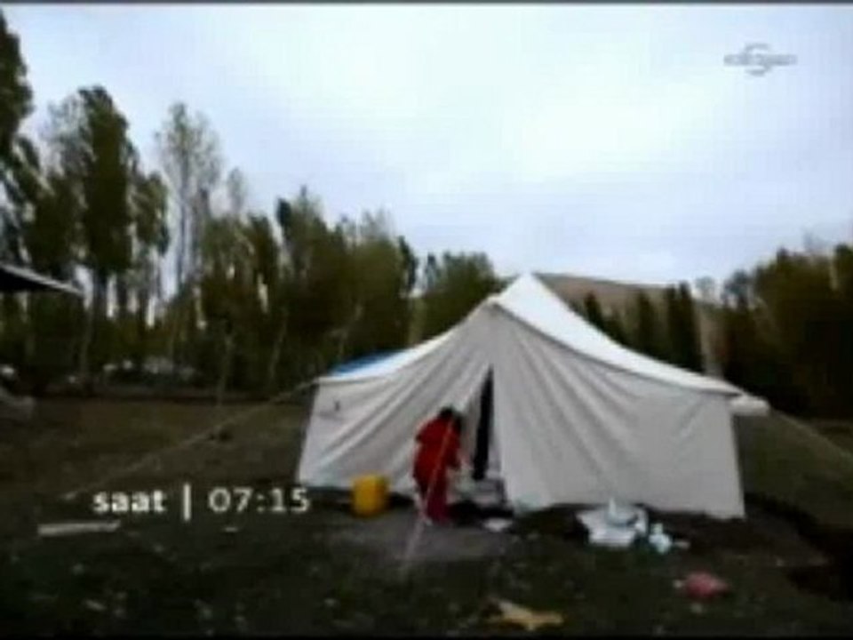 Depremzede ailenin çadırında 24 saat_clip0