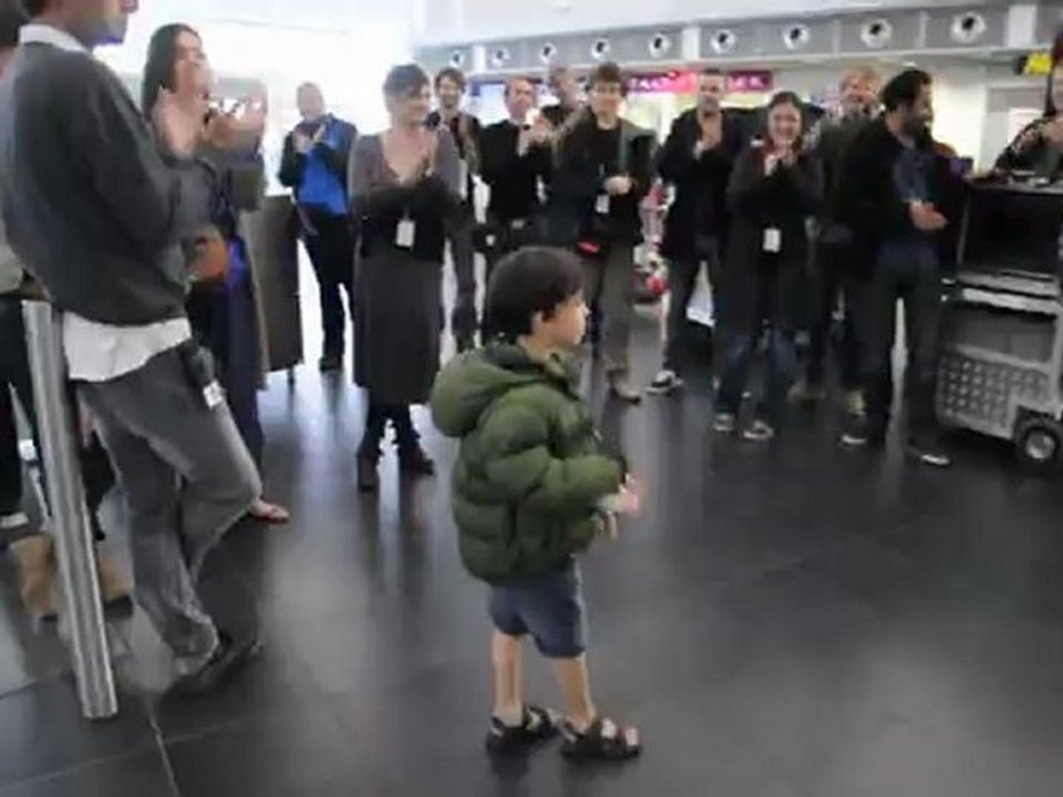 Ovation de l'équipe de "Je me suis fait tout petit" pour David lors de son dernier jour de tournage