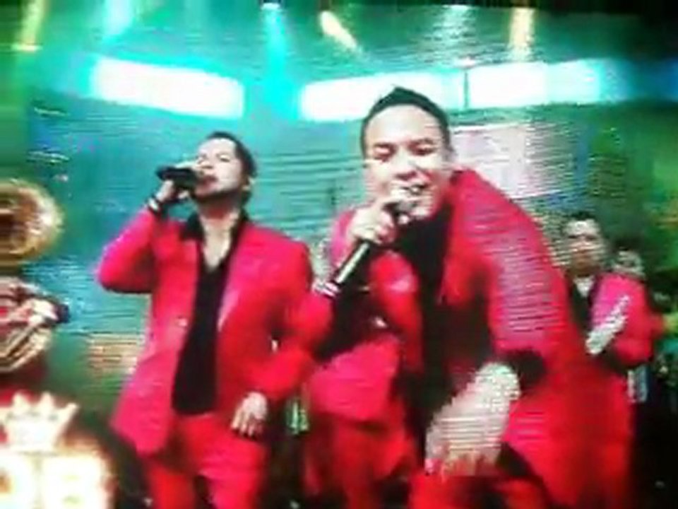 LA ORIGINAL BANDA EL LIMON EN EL PROGRAMA "QUE QUIERE LA BANDA" ..... CANTANDO EL MEJOR PERFUME