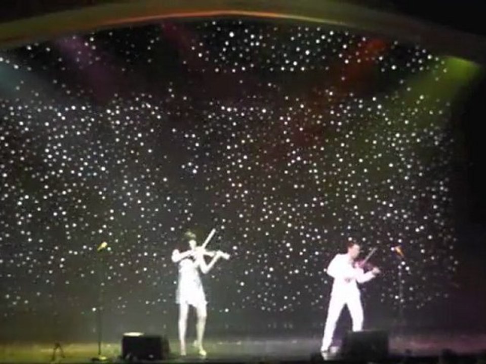 Electric Violin Duo FUSE - Linzi Stoppard & Ben Lee Rock Status Quo