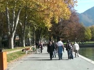 promenade au bord du lac d'Annecy
