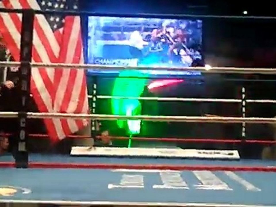 Entrée de Myriam Lamare sur le ring - Championnat du monde IBF des supers légers - Palais de sports de Toulon 2011