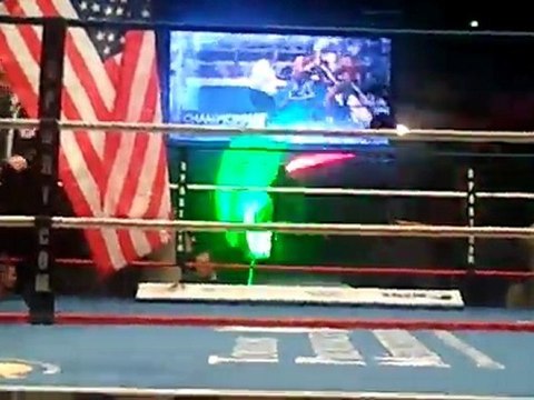 Entrée de Myriam Lamare sur le ring - Championnat du monde IBF des supers légers - Palais de sports de Toulon 2011