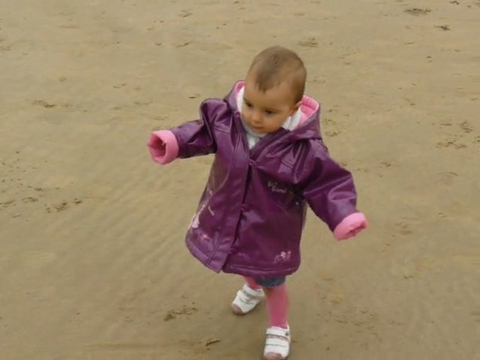 Hanaé marche sur la plage