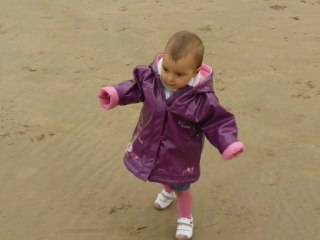 Hanaé marche sur la plage
