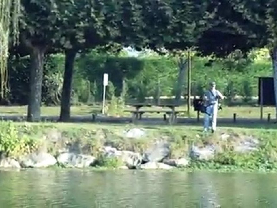 compétiteur en action de pêche lors du circuit Anouste Fiching